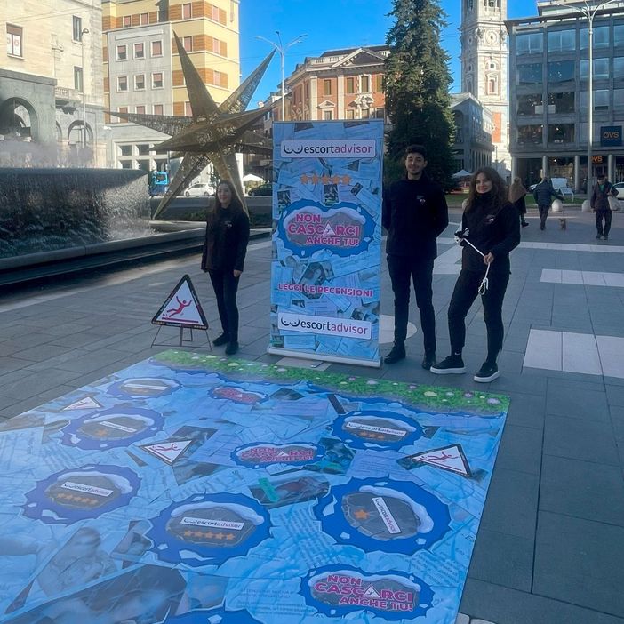 Dal blocco di ghiaccio al tappeto in piazza Monte Grappa: «Attenti alle truffe online: leggete le recensioni!»