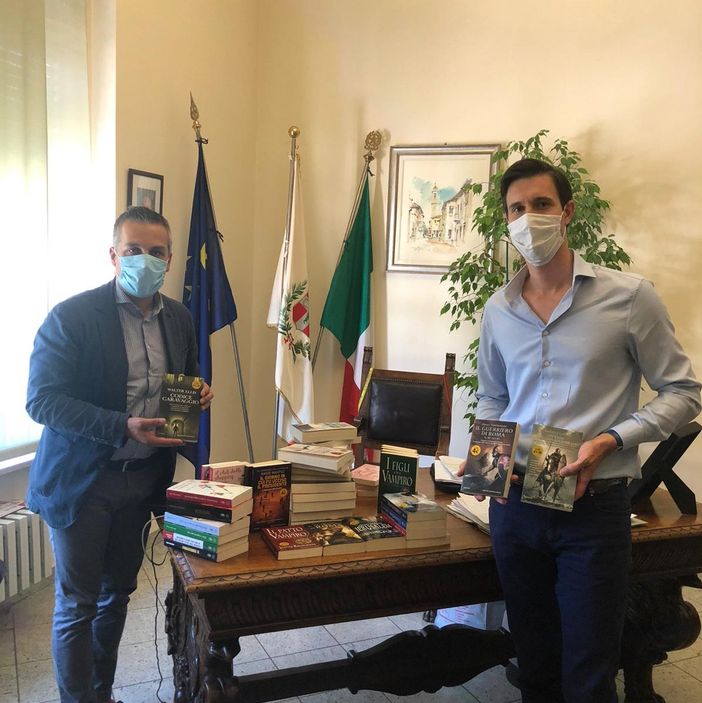 La casa editrice Newton Compton dona 59 libri alla biblioteca civica Collodi di Cassano Magnago