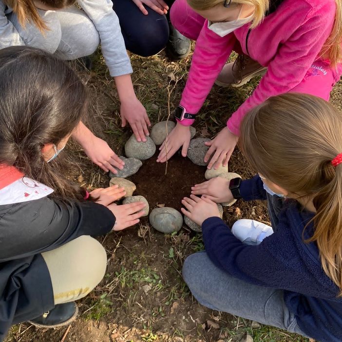I bambini della scuola primaria di Luvinate piantano in giardino "l'albero di Loredana"