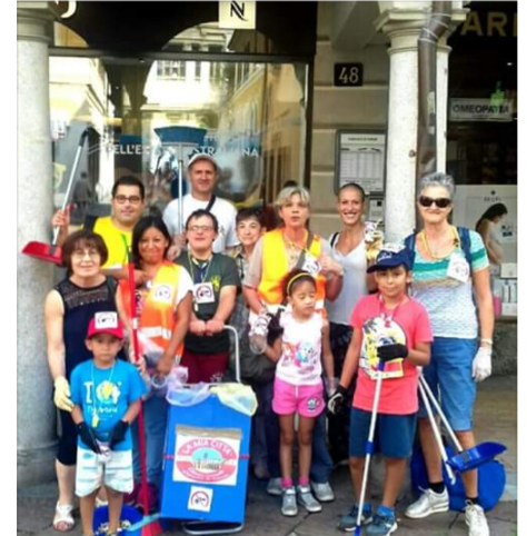 VARESE, IL GESTO PIÙ BELLO. I bambini con bicchierini e fischietti ripuliscono corso Matteotti VARESE, IL GESTO PIÙ BELLO. I bambini con bicchierini e fischietti ripuliscono corso Matteotti
