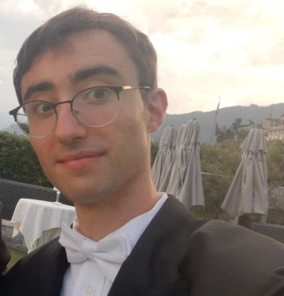 Davide Pozzoni in divisa, pronto per il servizio in sala