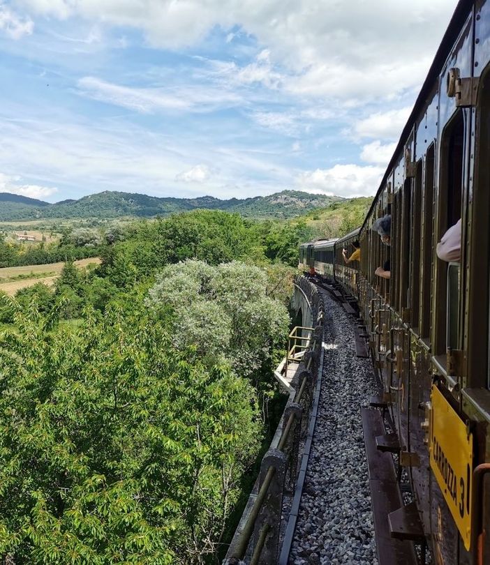 Dal Laveno Express al Lario Express, quei viaggi nel tempo sui treni storici che profumano di magia