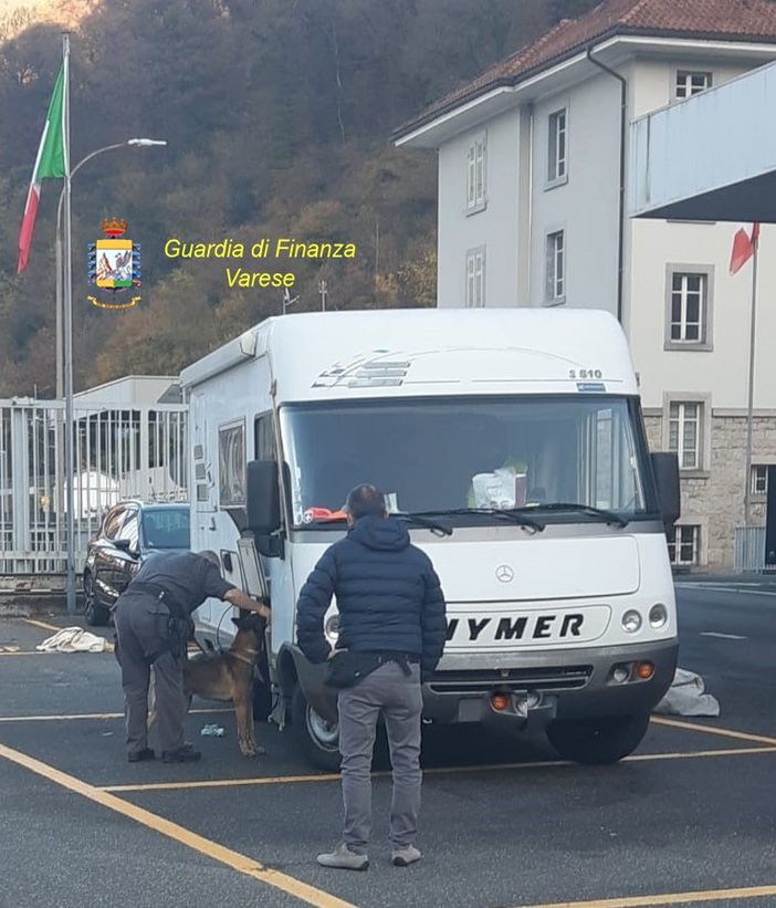 Anche i carabinieri celebrano il IV Novembre: divise storiche in vetrina in corso Matteotti