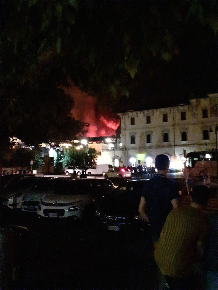 VIDEO E FOTO. Incendio prima di mezzanotte ad Arona. I vigili del fuoco all'opera per spegnere le fiamme VIDEO E FOTO. Incendio prima di mezzanotte ad Arona. I vigili del fuoco all'opera per spegnere le fiamme