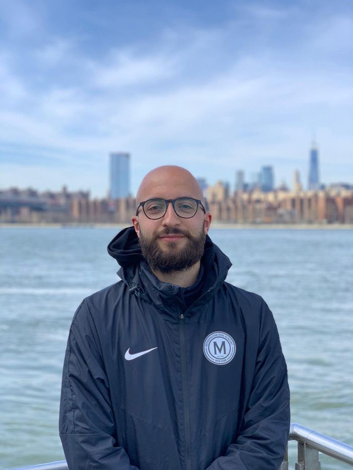 Stefano Gandini con la divisa del Metropolitan Oval; sullo sfondo, la Grande Mela Stefano Gandini con la divisa del Metropolitan Oval; sullo sfondo, la Grande Mela