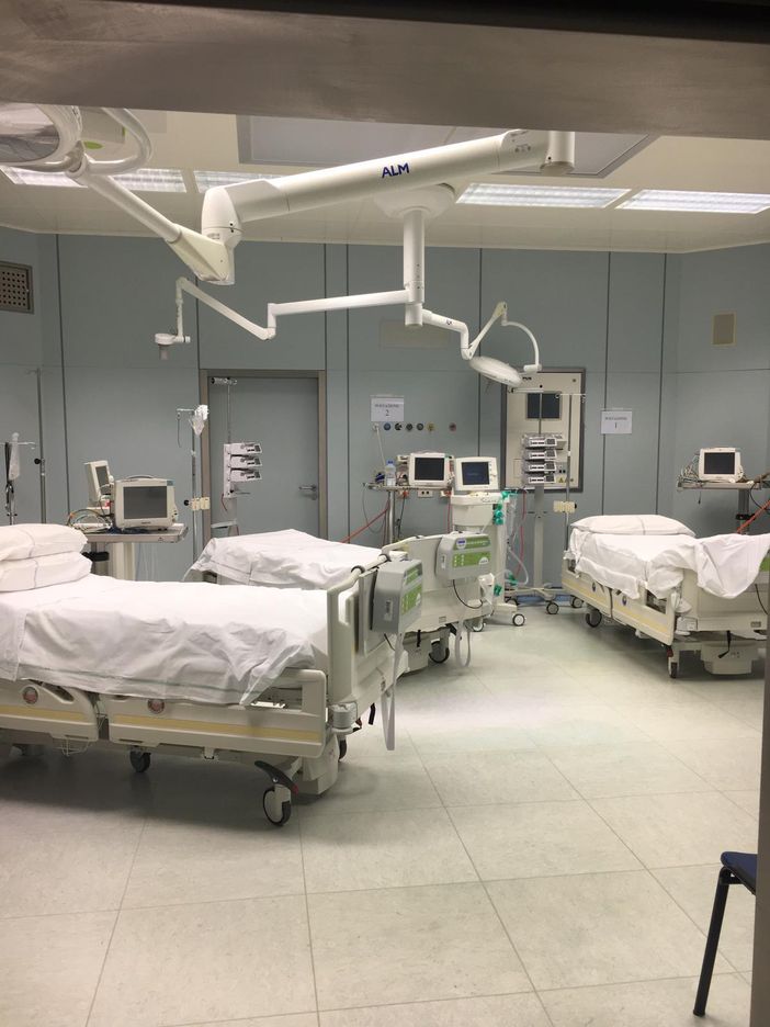 FOTO. Ecco i 32 nuovi posti di terapia intensiva all'ospedale di Circolo grazie al lavoro di medici, infermieri e ingegneri clinici
