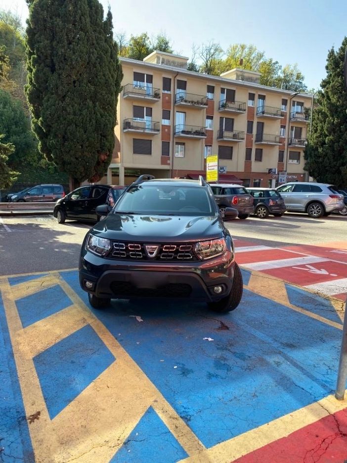 La segnalazione di un lettore civile batte l'inciviltà di quell'auto parcheggiata tra posto disabili e strisce pedonali