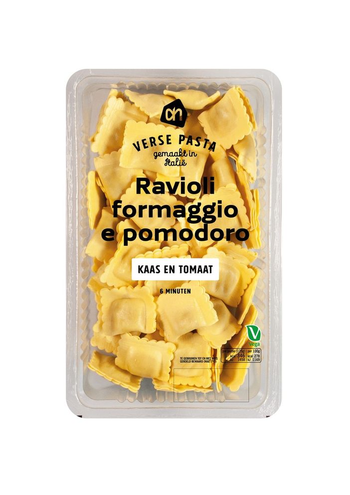 La grande famiglia dello Scoiattolo e, sotto nella gallery, i rendering del nuovo stabilimento pronto nel 2024 (progetto architettonico e immagini di AGF architetti) e l'indimenticabile Umberto Belletti, da cui nacque il sogno della pasta fresca e dei ravioli made in Varese