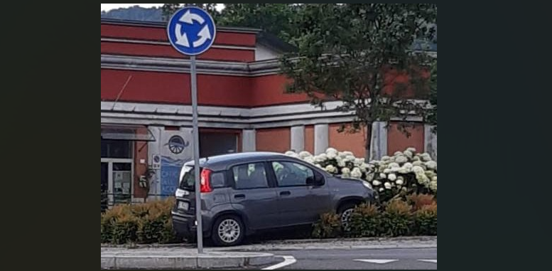 L'auto finita nella rotonda tra la stazione e l'imbarcadero di Laveno