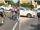 Paura al Giro del Delfinato, auto rischia di investire i ciclisti - Video Paura al Giro del Delfinato, auto rischia di investire i ciclisti - Video