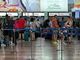 Caos aereo, notte di tensione a Malpensa: passeggeri esasperati ai desk, ma la situazione migliora