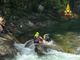 Verbano Cusio Ossola, scivola nel fiume San Bernardino e viene trascinato dalla corrente: salvato un 32enne