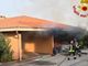 Ranco, auto e scooter in fiamme in garage: casa inagibile