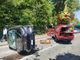 Auto si ribalta nel Comasco: conducente liberato dai vigili del fuoco