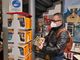 Bezzon in libreria. Scova un paio di suoi romanzi. Nel video sottostante, accanto all'installazione "Love" del Distretto Urbano del Commercio. Davanti a San Pietro (Gallarate) e vicino alla E. Di Emiliano