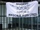 Uno striscione esposto dai genitori per i ragazzi al liceo Candiani Bausch di Busto