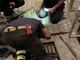 VIDEO. Il telefono cellulare finisce nel tombino... per recuperarlo servono i vigili del fuoco