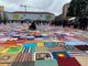 FOTO E VIDEO. Una coperta di mille colori in piazza Repubblica: Varese cuce unita la lotta alla violenza sulle donne