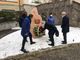 Il governatore Fontana, il prefetto Caputo e il direttore generale di Ats Gutierrez scoprono la stele dedicata alle vittime del Covid-19