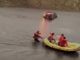 In alto: l'evacuazione con i gommoni (da un video amatoriale). In basso: alcune delle auto sommerse con i vigili del fuoco al lavoro