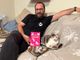 L'autore Fabio Suraci con il suo libro e il suo gatto Ginger