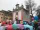 La piazza della Motta colorata dai palloncini dei bambini delle scuole