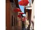 Gli ombrelli rossi in via Garibaldi, a Porto Ceresio