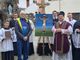 L'artista Norberto Anelli con il suo Cristo In Croce alla benedizione presso la chiesa di Brusimpiano