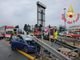 Auto finisce contro la cuspide del casello sull'A9 a Grandate: un ferito grave