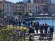 Visitatori a Porto Ceresio sulla passerella sul lungolago
