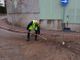 Il sindaco di Bisuschio al lavoro per spalare i detriti dopo il maltempo (foto dal gruppo "Sei di Bisuschio se...") Il sindaco di Bisuschio al lavoro per spalare i detriti dopo il maltempo (foto dal gruppo "Sei di Bisuschio se...")