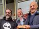 Nella foto da sinistra: Roberto Zocchi (vice sindaco Gavirate), Massimo Parola (sindaco di Gavirate) e Renzo Oldani (presidente S.C.Binda) con il trofeo che verrà assegnato al vincitore della Tre Valli Varesine
