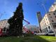 La posa delle lucine sull'albero di piazza Monte Grappa