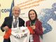 Il presidente Oldani consegna la maglia del centenario della Binda a Silvia Marrara, rappresentante del Ministero degli Esteri