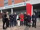 L'inaugurazione della scultura Vela Rossa di Vittore Frattini nella piazzetta d'ingresso all'ospedale di Circolo