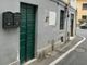 L'ingresso dell'abitazione della vittima in via Porro a Induno Olona dove si è consumata l'aggressione fatale