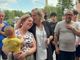 L'abbraccio di Paola Reguzzoni e mamma Miriam alla presentazione dell'evento - foto per cortesia del Comune L'abbraccio di Paola Reguzzoni e mamma Miriam alla presentazione dell'evento - foto per cortesia del Comune