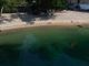 Bambina rischia di annegare nel lago Maggiore, salvata in extremis da un bagnante