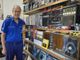 Maurizio Malnati all'interno del suo distributore Q8 di via Sanvito, da lui trasformato anche in un tempio della musica, da decenni punto di riferimento di tanti automobilisti Maurizio Malnati all'interno del suo distributore Q8 di via Sanvito, da lui trasformato anche in un tempio della musica, da decenni punto di riferimento di tanti automobilisti