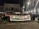 VIDEO E FOTO. Lanterne, silenzio, canti e un corteo notturno a Varese con centinaia di cittadini. «Chiediamo libertà in un momento in cui i diritti sono sospesi»