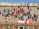 Il pubblico dei distinti in piedi ad applaudire a fine gara (foto Ezio Macchi)