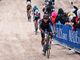 Egan Arley Bernal Gómez, 24 anni di Bogotà, Colombia, pianta una Rosa nello sterrato della nona tappa del Giro