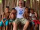 Roberto Bof felice in Brasile nel 2019 in mezzo ai bimbi dello Stato di Maranhão che hanno i banchi ma non i libri e giocano con palloni di pezza a piedi nudi su strade in terra rossa