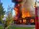 Grosso incendio in un mobilificio di Bovisio Masciago: al lavoro 30 vigili del fuoco