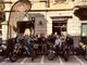 Il nutrito gruppo di appassionati di moto davanti al Golden Egg, Varese, in attesa di dare il via alla terza stagione di Cafè Racer Varese