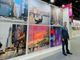 Michele Cataleta a Dubai davanti alle opere dell'artista Michele Telari esposte al Dubai World Trade Centre