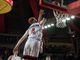 La schiacciata di Nico Mannion nello scatto di Fabio Averna