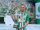 Donato Disabato con la coppa del campionato vinto con i ticinesi del Paradiso e, sotto nella gallery, insieme agli amici di sempre, a Sannino e al papà