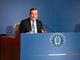 Draghi: «Da aprile basta mascherine all'aperto e scuole sempre aperte. Stop al green pass all'esterno per fiere, sport, feste e spettacoli»
