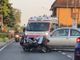 Scontro tra un'auto e una moto sulla Varesina a Castiglione: traffico bloccato e lunghe code